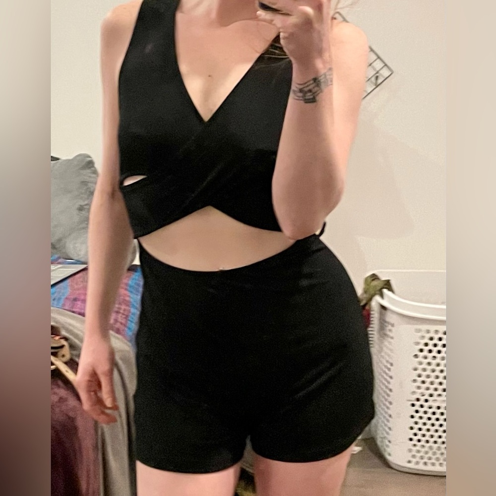 SILENCE AND NOISE (m) CrissCross Front Romper